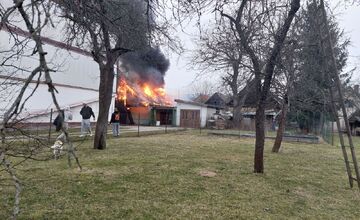 FOTO: Rodine v obci Poluvsie zhorela garáž priamo vo dvore, od chytili sa aj vedľajšie strechy