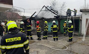 FOTO: Rodine v obci Poluvsie zhorela garáž priamo vo dvore, od chytili sa aj vedľajšie strechy