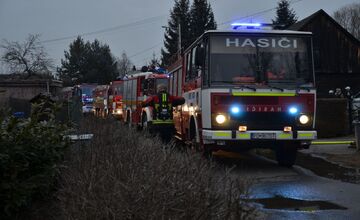 FOTO: Rodine v obci Poluvsie zhorela garáž priamo vo dvore, od chytili sa aj vedľajšie strechy