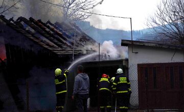 FOTO: Rodine v obci Poluvsie zhorela garáž priamo vo dvore, od chytili sa aj vedľajšie strechy