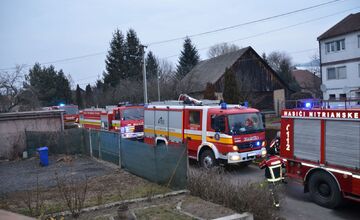 FOTO: Rodine v obci Poluvsie zhorela garáž priamo vo dvore, od chytili sa aj vedľajšie strechy