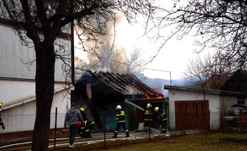 FOTO: Rodine v obci Poluvsie zhorela garáž priamo vo dvore, od chytili sa aj vedľajšie strechy