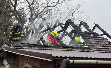 FOTO: Rodine v obci Poluvsie zhorela garáž priamo vo dvore, od chytili sa aj vedľajšie strechy
