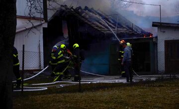 FOTO: Rodine v obci Poluvsie zhorela garáž priamo vo dvore, od chytili sa aj vedľajšie strechy