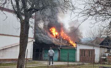 FOTO: Rodine v obci Poluvsie zhorela garáž priamo vo dvore, od chytili sa aj vedľajšie strechy