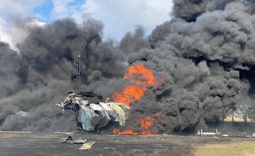FOTO: Požiar nákladného vlaku v Česku ochromil dopravu medzi Púchovom a Moravou. Horia vagóny s chemickou látkou