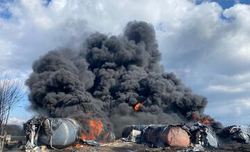 FOTO: Požiar nákladného vlaku v Česku ochromil dopravu medzi Púchovom a Moravou. Horia vagóny s chemickou látkou