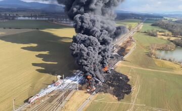 FOTO: Požiar nákladného vlaku v Česku ochromil dopravu medzi Púchovom a Moravou. Horia vagóny s chemickou látkou