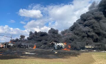 FOTO: Požiar nákladného vlaku v Česku ochromil dopravu medzi Púchovom a Moravou. Horia vagóny s chemickou látkou