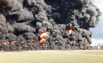 FOTO: Požiar nákladného vlaku v Česku ochromil dopravu medzi Púchovom a Moravou. Horia vagóny s chemickou látkou