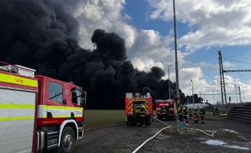FOTO: Požiar nákladného vlaku v Česku ochromil dopravu medzi Púchovom a Moravou. Horia vagóny s chemickou látkou