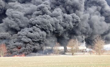 FOTO: Požiar nákladného vlaku v Česku ochromil dopravu medzi Púchovom a Moravou. Horia vagóny s chemickou látkou