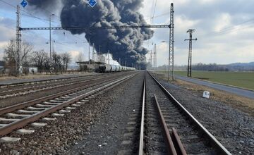 FOTO: Požiar nákladného vlaku v Česku ochromil dopravu medzi Púchovom a Moravou. Horia vagóny s chemickou látkou