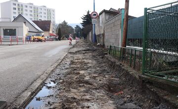 FOTO: Rekonštrukcia frekventovaného chodníka v Dubnici nad Váhom. Mesto investuje do bezpečnosti peších