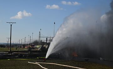 FOTO: Hasiči zo Slovenska zasahujú pri požiari vlaku s nebezpečným benzolom v susednom Česku aj dnes