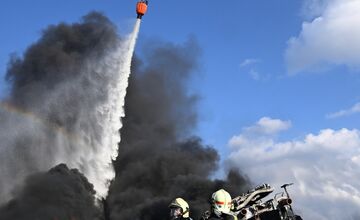 FOTO: Hasiči zo Slovenska zasahujú pri požiari vlaku s nebezpečným benzolom v susednom Česku aj dnes