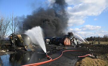 FOTO: Hasiči zo Slovenska zasahujú pri požiari vlaku s nebezpečným benzolom v susednom Česku aj dnes