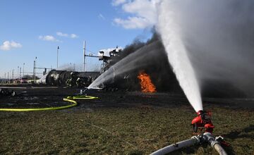FOTO: Hasiči zo Slovenska zasahujú pri požiari vlaku s nebezpečným benzolom v susednom Česku aj dnes
