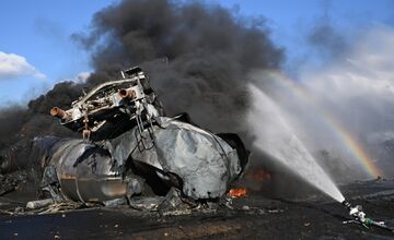 FOTO: Hasiči zo Slovenska zasahujú pri požiari vlaku s nebezpečným benzolom v susednom Česku aj dnes