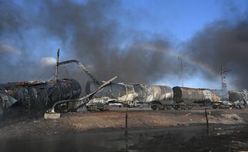 FOTO: Hasiči zo Slovenska zasahujú pri požiari vlaku s nebezpečným benzolom v susednom Česku aj dnes