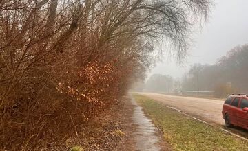 FOTO: Trenčianku zaujali betónové kocky a káble popri ceste na sídlisku Juh 