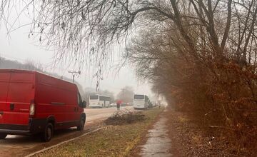 FOTO: Trenčianku zaujali betónové kocky a káble popri ceste na sídlisku Juh 