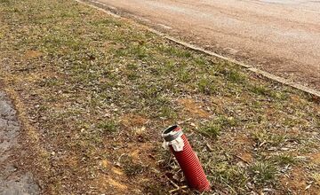 FOTO: Trenčianku zaujali betónové kocky a káble popri ceste na sídlisku Juh 