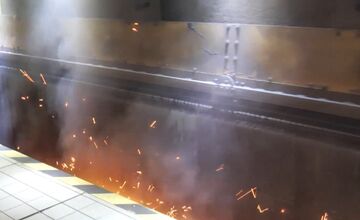 FOTO: Hrochostroj jazdí po koľajniciach Trenčianskeho kraja, niektorých pohlaď na iskriaci vlak desí 