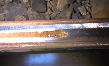 FOTO: Hrochostroj jazdí po koľajniciach Trenčianskeho kraja, niektorých pohlaď na iskriaci vlak desí 