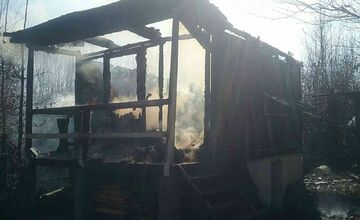 FOTO: V Trenčianskych Tepliciach zhorela do tla chatka 