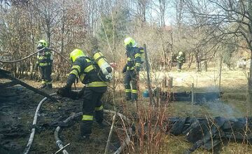 FOTO: V Trenčianskych Tepliciach zhorela do tla chatka 