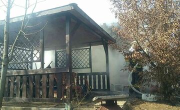 FOTO: V Trenčianskych Tepliciach zhorela do tla chatka 