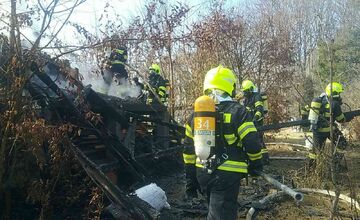 FOTO: V Trenčianskych Tepliciach zhorela do tla chatka 