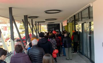 FOTO: Považskobystričania čakali na otvorenie Biedronky v rade 