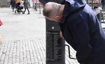 FOTO: Trenčiansky Poesiomat zabáva okoloidúcich