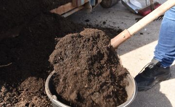 FOTO: Obyvatelia Trenčína majú opäť nárok na 200 litrov kompostu zdarma