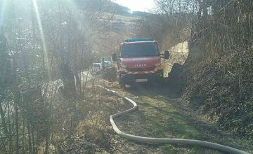 FOTO: Požiar pri Považskej Bystrici ohrozoval aj rodinné domy, hasiči zasahovali vo veľkom