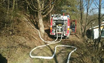 FOTO: Požiar pri Považskej Bystrici ohrozoval aj rodinné domy, hasiči zasahovali vo veľkom