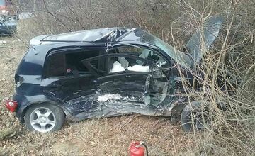 FOTO: Dopravná nehoda v obci Pružina pri Považskej Bystrici vyzerala hrozivo. Nikto sa našťastie nezranil