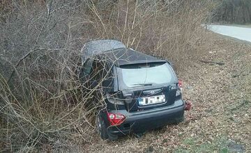 FOTO: Dopravná nehoda v obci Pružina pri Považskej Bystrici vyzerala hrozivo. Nikto sa našťastie nezranil
