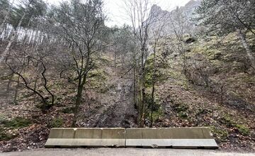 FOTO: Zábrany v Manínskej tiesňave už stoja, ďalšie kroky určí prieskum