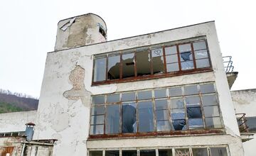 FOTO: Liečebný dom Machnáč v Trenčianskych Tepliciach chátra už 20 rokov, je na pokraji zániku