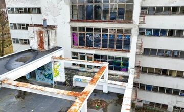 FOTO: Liečebný dom Machnáč v Trenčianskych Tepliciach chátra už 20 rokov, je na pokraji zániku