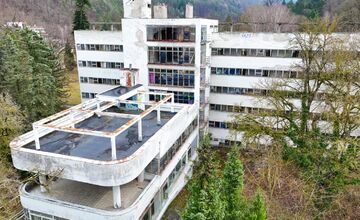 FOTO: Liečebný dom Machnáč v Trenčianskych Tepliciach chátra už 20 rokov, je na pokraji zániku