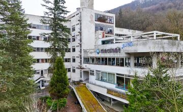 FOTO: Liečebný dom Machnáč v Trenčianskych Tepliciach chátra už 20 rokov, je na pokraji zániku