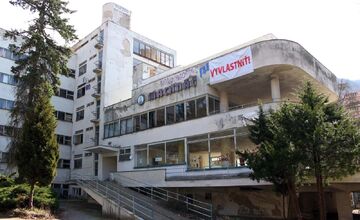 FOTO: Liečebný dom Machnáč v Trenčianskych Tepliciach chátra už 20 rokov, je na pokraji zániku