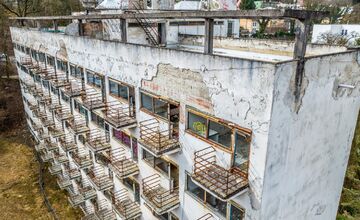 FOTO: Liečebný dom Machnáč v Trenčianskych Tepliciach chátra už 20 rokov, je na pokraji zániku