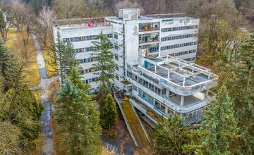 FOTO: Liečebný dom Machnáč v Trenčianskych Tepliciach chátra už 20 rokov, je na pokraji zániku