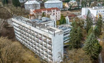 FOTO: Liečebný dom Machnáč v Trenčianskych Tepliciach chátra už 20 rokov, je na pokraji zániku