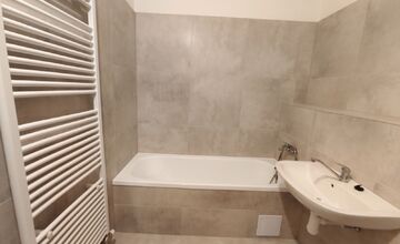 FOTO: V Brezovej pod Bradlom odovzdali byty na Piešťanskej ulici novým majiteľom